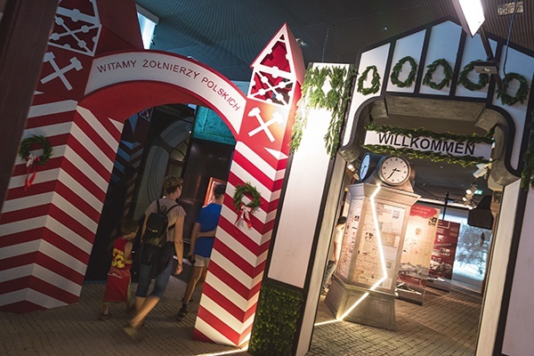 W dwudziestolecie międzywojenne wchodzimy przez bramy triumfalne postawione po obu stronach podzielonego Śląska foto Roman Koszowski