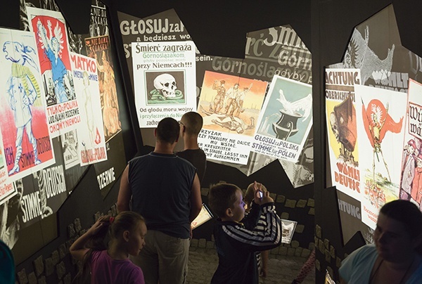 Na wystawę wchodzimy przez łaźnię łańcuszkową foto Roman Koszowski