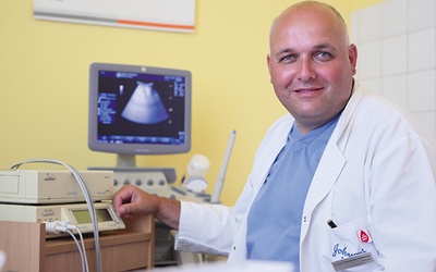 Dr n. med. Przemysław Binkiewicz od 10 lat jest ordynatorem oddziału ginekologicznego w Pyskowicach, konsultantem NaProTechnology, ojcem  ośmiorga dzieci 