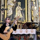 Monika Dżuła-Radkiewicz  urzekła publiczność doskonałą grą  na gitarze klasycznej