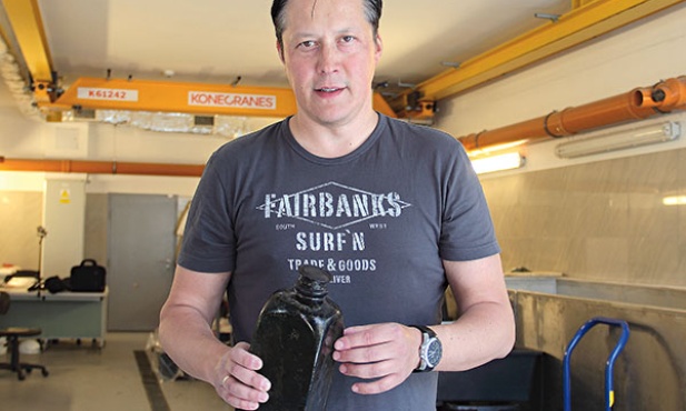 Tomasz Bednarz jest archeologiem podwodnym, kierownikiem projektu Wirtualny Skansen Wraków Zatoki Gdańskiej. Na zdjęciu prezentuje jedną ze znalezionych 300-letnich butelek