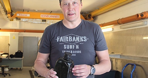  Tomasz Bednarz jest archeologiem podwodnym, kierownikiem projektu Wirtualny Skansen Wraków Zatoki Gdańskiej. Na zdjęciu prezentuje jedną ze znalezionych 300-letnich butelek