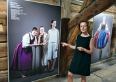  – Na tym zdjęciu Maria Bitka, Malwina Mielniczuk i Elżbieta Gądek wystąpiły ubrane w dawną bieliznę. Niedawno widziałam w sklepie podobne ubiory, sprzedawane jako piżama – uśmiecha się Magdalena Górniak-Bardzik 