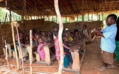 Lekcje w pigmejskiej szkole odbywają się regularnie, ponieważ pensje nauczycielom płacą misjonarze foto Beata Zajączkowska