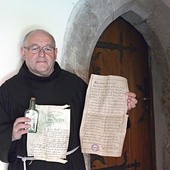  O. Stanisław Górka, gwardian klasztoru, pokazuje cenne papiery  znalezione w niewielkiej szklanej buteleczce