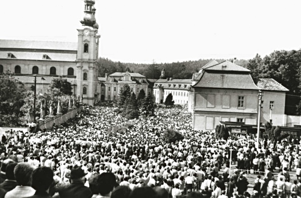 Szacuje się, że na obchody  1100. rocznicy śmierci  św. Metodego do Welehradu przybyło od 100 do 250 tys. pątników z całej Czechosłowacji. Komuniści nie spodziewali się tak ogromnej demonstracji wiary czechosłowackich katolików. Myśleli, że wszystko w tym kraju mają pod kontrolą…