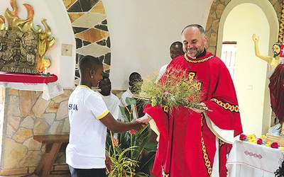 Ks. Krzysztof podczas Eucharystii w swojej pierwszej parafii w Atoku
