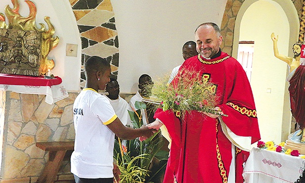 Ks. Krzysztof podczas Eucharystii w swojej pierwszej parafii w Atoku