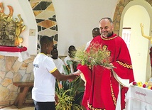 Ks. Krzysztof podczas Eucharystii w swojej pierwszej parafii w Atoku