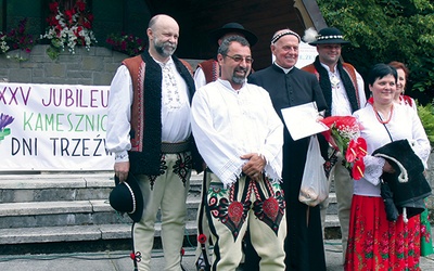  Ks. Zązel i uczestnicy jubileuszowych Dni