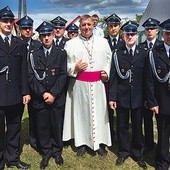 Podczas uroczystości  kapłana witali miejscowi strażacy