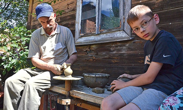  W Łążku Garncarskim wyrób garnków to tradycja przekazywana z pokolenia na pokolenie