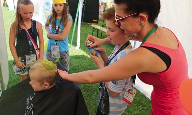 Farbowanie włosów koledze – istna przyjemność