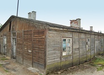  Wieś Koźlice leży niedaleko stalagu VIII A. Tu – jak pamiętają  Mirosław Zabiełło i jego rodzice – ok. 1950 r. przeniesiono barak obozowy.  Służył strażnicy WOP jako kuchnia i stołówka