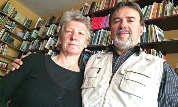  Bogda i Mieczysław Janusowie, a za nimi cała biblioteka map, przewodników i atlasów