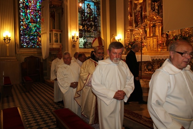 Bp Tadeusz Kusy z ministrantami-seniorami