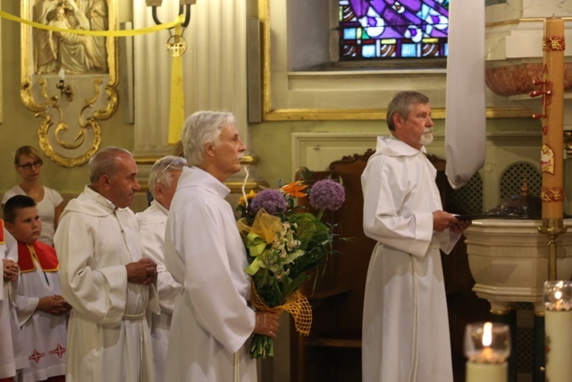 Bp Tadeusz Kusy z ministrantami-seniorami