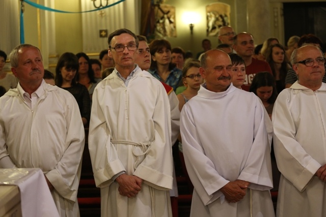 Bp Tadeusz Kusy z ministrantami-seniorami