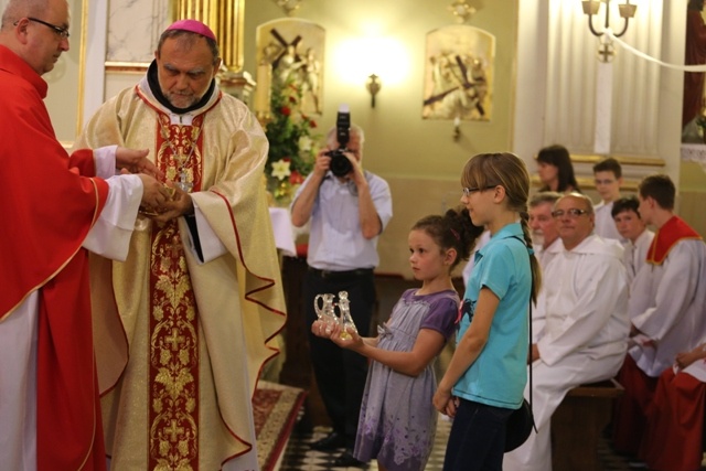 Bp Tadeusz Kusy z ministrantami-seniorami