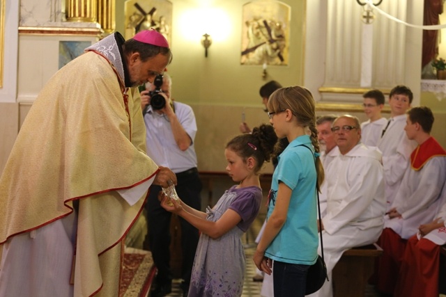 Bp Tadeusz Kusy z ministrantami-seniorami