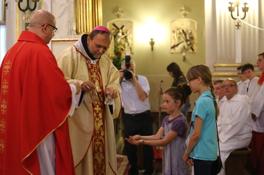 Bp Tadeusz Kusy z ministrantami-seniorami