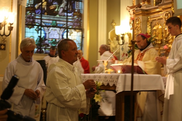 Bp Tadeusz Kusy z ministrantami-seniorami