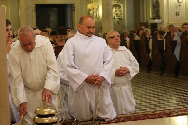 Bp Tadeusz Kusy z ministrantami-seniorami