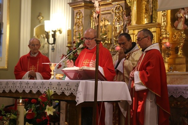 Bp Tadeusz Kusy z ministrantami-seniorami