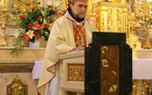 Bp Tadeusz Kusy z ministrantami-seniorami