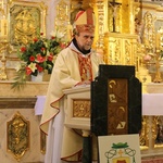 Bp Tadeusz Kusy z ministrantami-seniorami