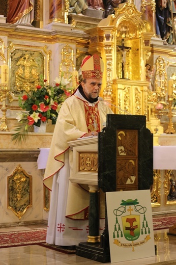 Bp Tadeusz Kusy z ministrantami-seniorami