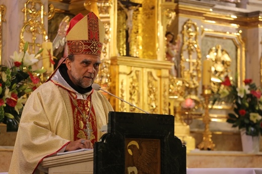 Bp Tadeusz Kusy z ministrantami-seniorami