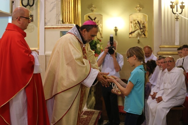 Bp Tadeusz Kusy z ministrantami-seniorami