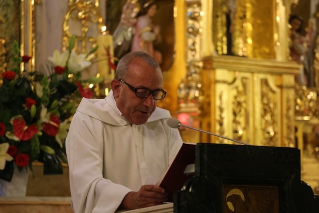 Bp Tadeusz Kusy z ministrantami-seniorami