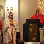 Bp Tadeusz Kusy z ministrantami-seniorami