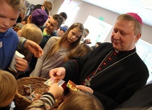 Bp Wiesław Szlachetka spotkał się z dziećmi spędzającymi wakacje w Ośrodku Caritas w Warzenku