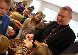 Bp Wiesław Szlachetka spotkał się z dziećmi spędzającymi wakacje w Ośrodku Caritas w Warzenku
