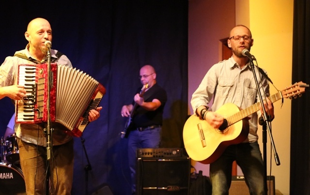 Finałowy punkt programu Pikniku: koncert zespołu "40 Synów i 30 Wnuków jeżdżących na 70 Oślętach"