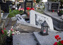 Jeden ze zdewastowanych grobów na cmentarzu w Białej Rawskiej