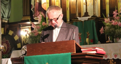 Janusz Kuśmirek, przewodniczący Bractwa Szkaplerznego, czyta tekst rozważania o Matce Bożej