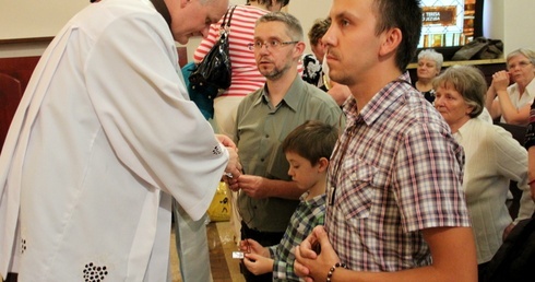 W kaplicy karmelitów bosych w Warszawie szkaplerz przyjmowali dorośli, ale i dzieci