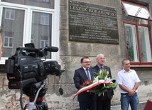 Kwiaty pod tablicą pamiątkową złożyli (od lewej) Radosław Witkowski, Karol Semik i Wiesław Wędzonka