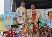 Do podjęcia trudu pielgrzymowania do częstochowskiej Matki zachęca ks. Mirosław Kszczot. Z lewej ks. Leszek Domagała