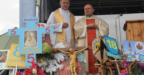 Do podjęcia trudu pielgrzymowania do częstochowskiej Matki zachęca ks. Mirosław Kszczot. Z lewej ks. Leszek Domagała