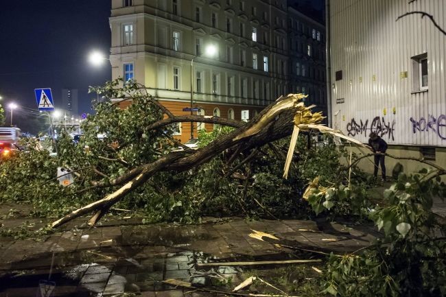 Premier zapowiada pomoc dla ofiar nawałnic