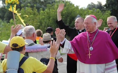 Bp Andrzej F. Dziuba żegna pielgrzymów na rogatkach Łowicza