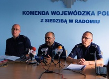 Na konferencji prasowej w KWP w Radomiu, inspektor Rafał Korczak (w środku), Mazowiecki Komendant Wojewódzki Policji wraz z zastępcami inspektorem Markiem Świszczem i młodszym inspektorem Kamilem Borkowskim (z lewej)