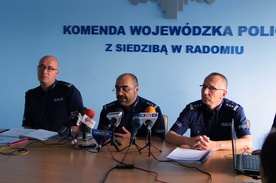 Na konferencji prasowej w KWP w Radomiu, inspektor Rafał Korczak (w środku), Mazowiecki Komendant Wojewódzki Policji wraz z zastępcami inspektorem Markiem Świszczem i młodszym inspektorem Kamilem Borkowskim (z lewej)