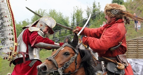 Pokaz walki szablami na koniach w wykonaniu Polskiej Rewii Konnej