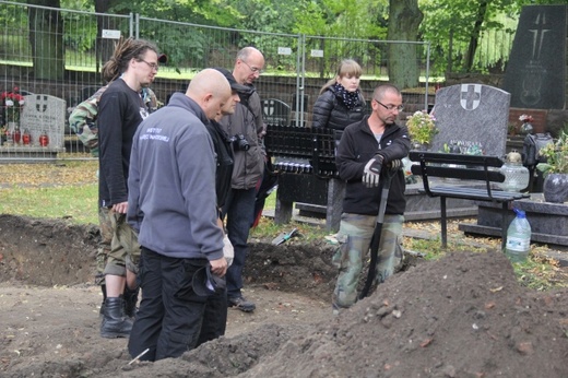 Prace ekshumacyjne na cmentarzu garnizonowym 